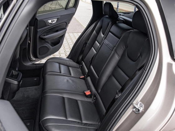 Volvo V60 cena 96900 przebieg: 165015, rok produkcji 2018 z Mińsk Mazowiecki małe 781
